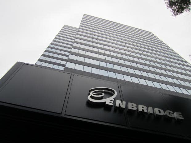 Enbridge's (ENB) divestments are expected to increase its free cash flow and support dividend hike program.