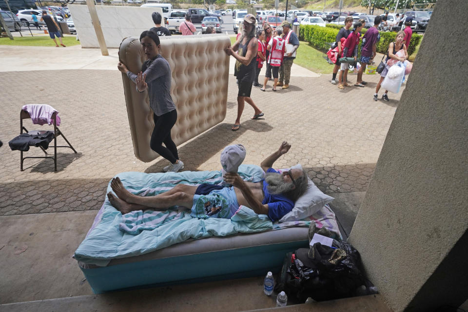 En esta imagen de archivo, Thomas Leonard, tendido en un colchón hinchable en un centro para evacuados habilitado en el War Memorial Gymnasium, luego de que su casa en Lahaina fue pasto de las llamas, el 10 de agosto de 2023, en Wailuku, Hawai. Sherrie Esquivel, de Dunn, Carolina del Norte, pasó días tratando de dar con su padre, Leonard, hasta que los vecinos le contaron el 11 de agosto que estaba a salvo y pudo leer sobre su huida en un artículo de The Associated Press. (AP Foto/Rick Bowmer, archivo)