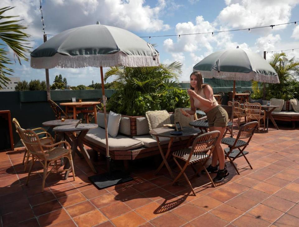 La mesera Dalianny Mandiarote prepara una mesa en el bar de la azotea del hotel boutique Life House Little Havana, el jueves 14 de julio de 2022. Destinos como Life House Little Havana le ofrecen a los turistas y a los lugareños arte y cultura a medida que la imagen de Miami comienza a alejarse de la "ciudad de la fiesta" para convertirse en un destino más lujoso y cultural.