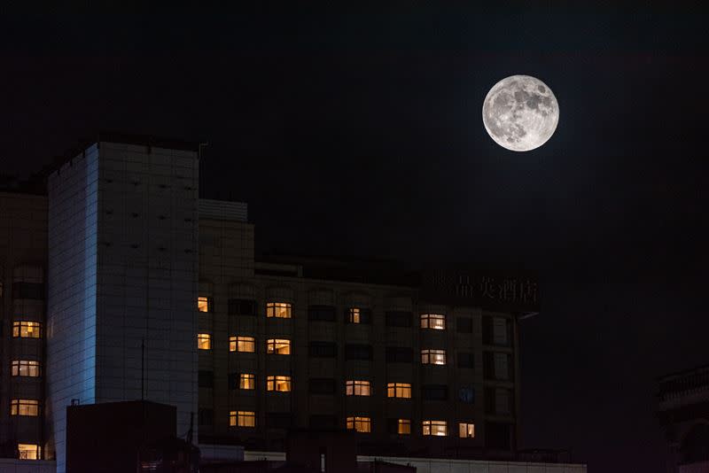 最美「超級藍月」曝光，攝影施林建邦在黑夜中等到奇蹟。（此圖為合成）。 （圖／攝影師林建邦提供）