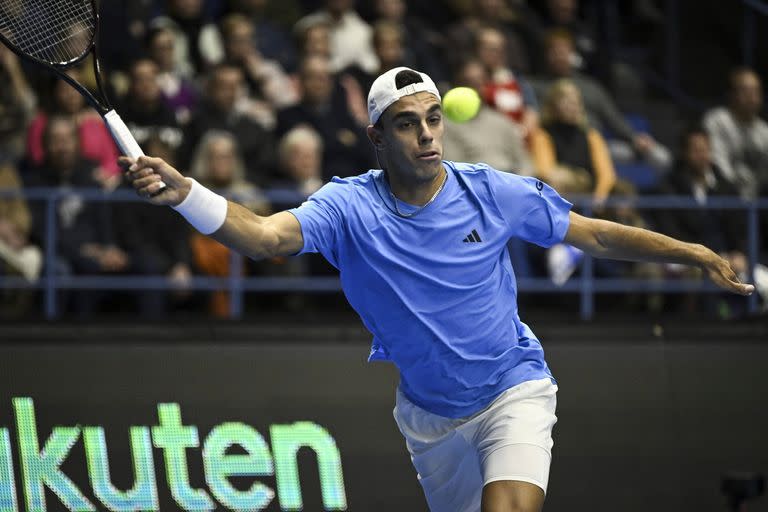 Francisco Cerúndolo, en acción frente a Otto Virtanen durante uno de los singles de Copa Davis 2023