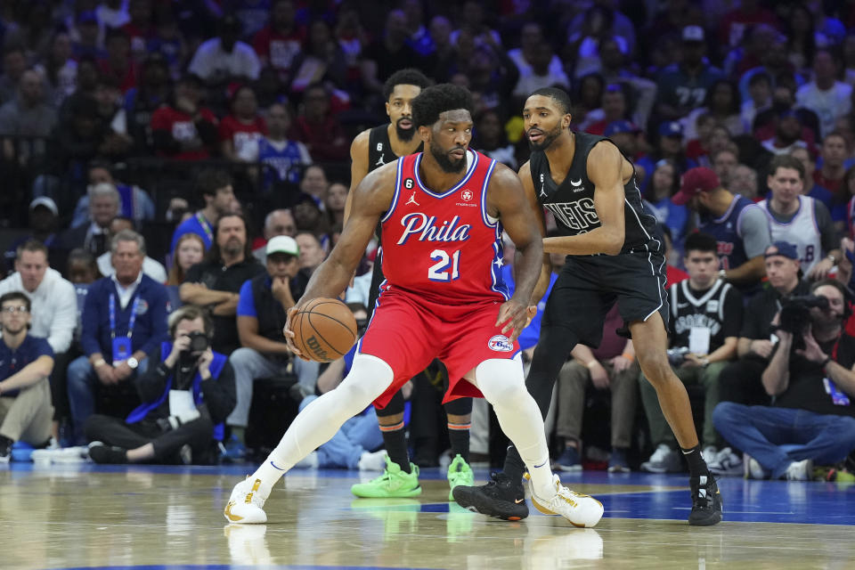 Joel Embiid（持球者）與Mikal Bridges。（Photo by Mitchell Leff/Getty Images）