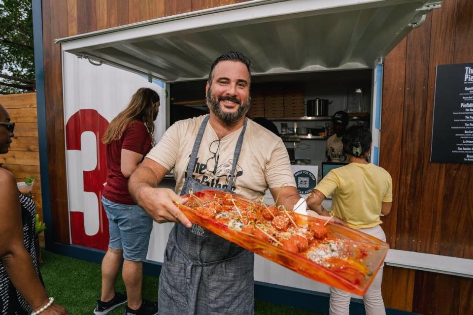 El chef José Mendín sirviendo albóndigas de su nuevo restaurante The Piefather en la inauguración de Regatta Grove. World Red Eye