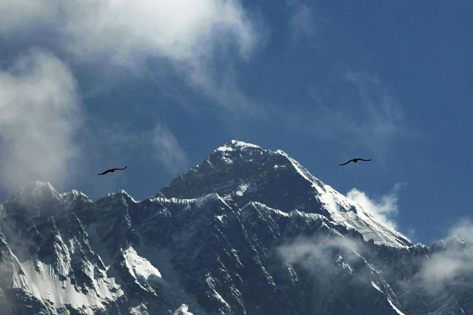 Fotografía de archivo del 27 de mayo de 2019 de aves volando con el Monte Everest al fondo visto desde Namche Bajar, distrito de Solukhumbu, Nepal. (AP Foto/Niranjan Shrestha, Archivo)