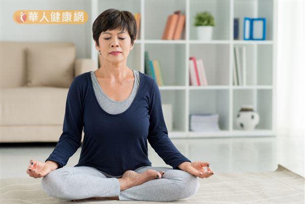 經常打坐、做氣功、腹式呼吸有助於促進氣機循環，幫助強化腦部健康。