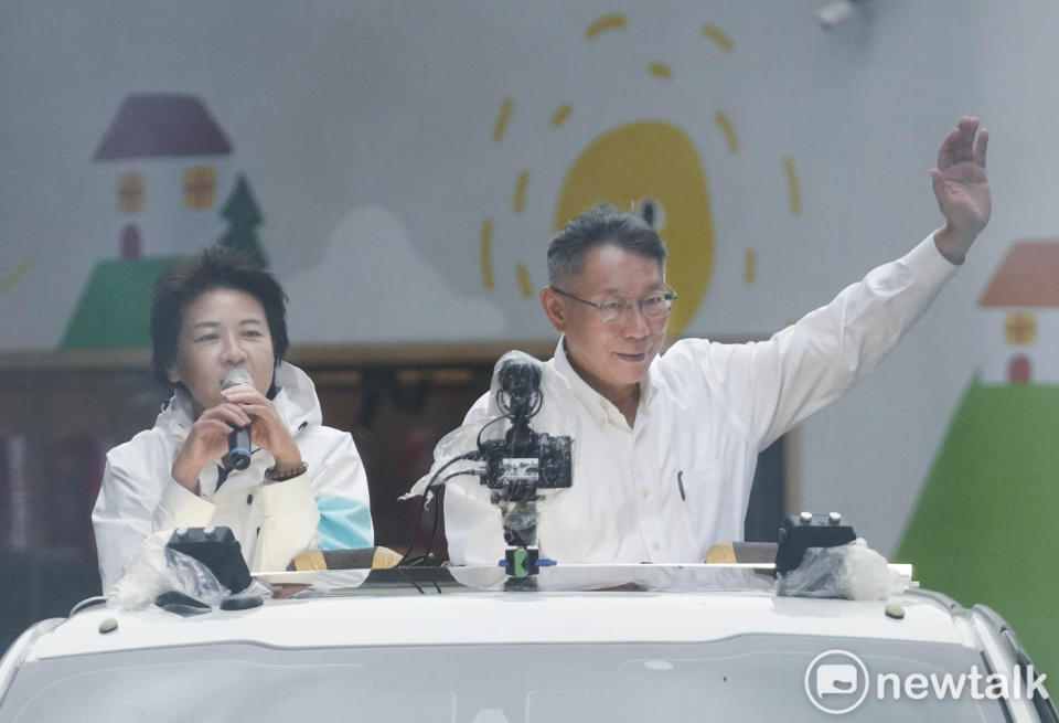 無黨籍台北市長候選人黃珊珊在民眾黨主席柯文哲的陪同下，在台北市區掃街拜票。   圖：張良一 / 攝