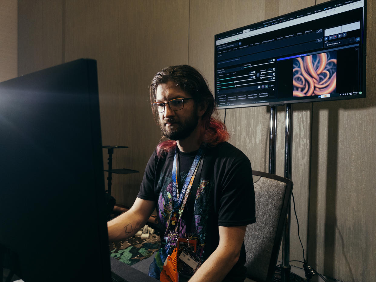 Un gran monitor de bienvenida muestra un gráfico de código de error en la conferencia anual de hackers Defcon en Las Vegas, el 12 de agosto de 2023. (Mikayla Whitmore/The New York Times)
