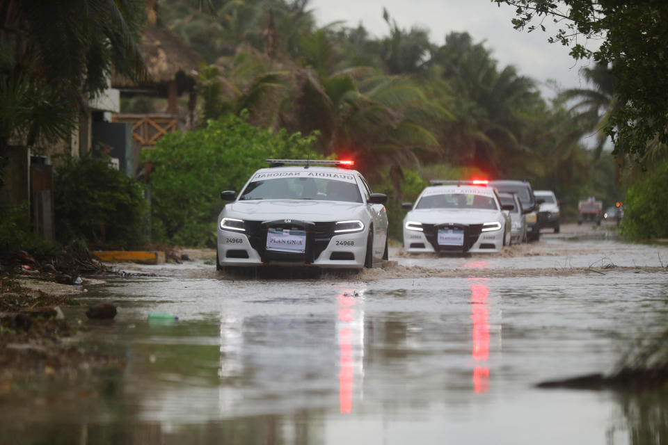 Vehículos de la Guardia Nacional patrullan mientras el huracán Beryl avanza y se debilita, en Tulum, México, 5 de julio de 2024. REUTERS/Raquel Cunha