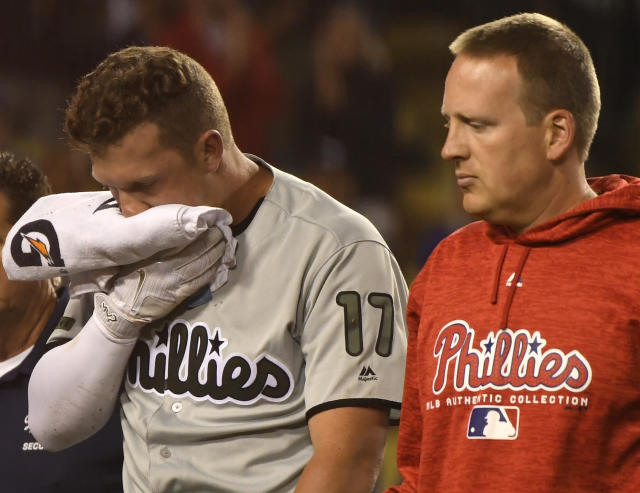 Phillies OF Rhys Hoskins hits foul ball off his own teeth, spits up blood