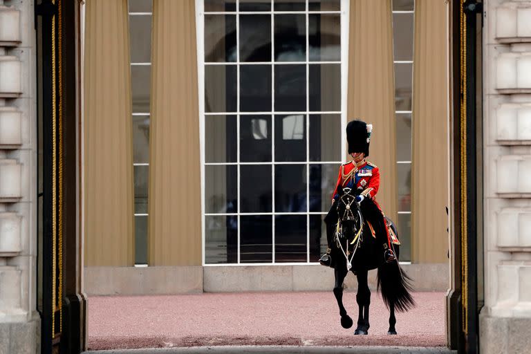 El rey Carlos III sale del Palacio de Buckingham para el desfile Trooping the Colour