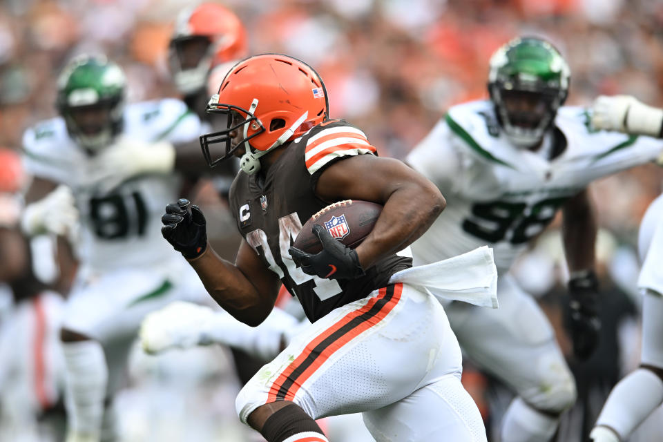 CLEVELAND, OHIO - SEPTEMBER 18: Nick Chubb #24 of the Cleveland Browns runs with the ball against the New York Jets during the second half at FirstEnergy Stadium on September 18, 2022 in Cleveland, Ohio. (Photo by Nick Cammett/Getty Images)