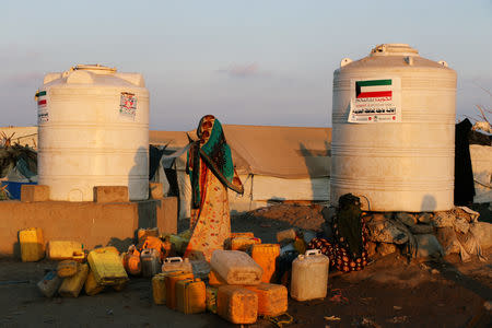 Women collect water from a charity tap at a camp sheltering displaced people from the Red Sea port city of Hodeidah near Aden, Yemen November 12, 2018. Pictures taken November 12, 2018. REUTERS/Fawaz Salman