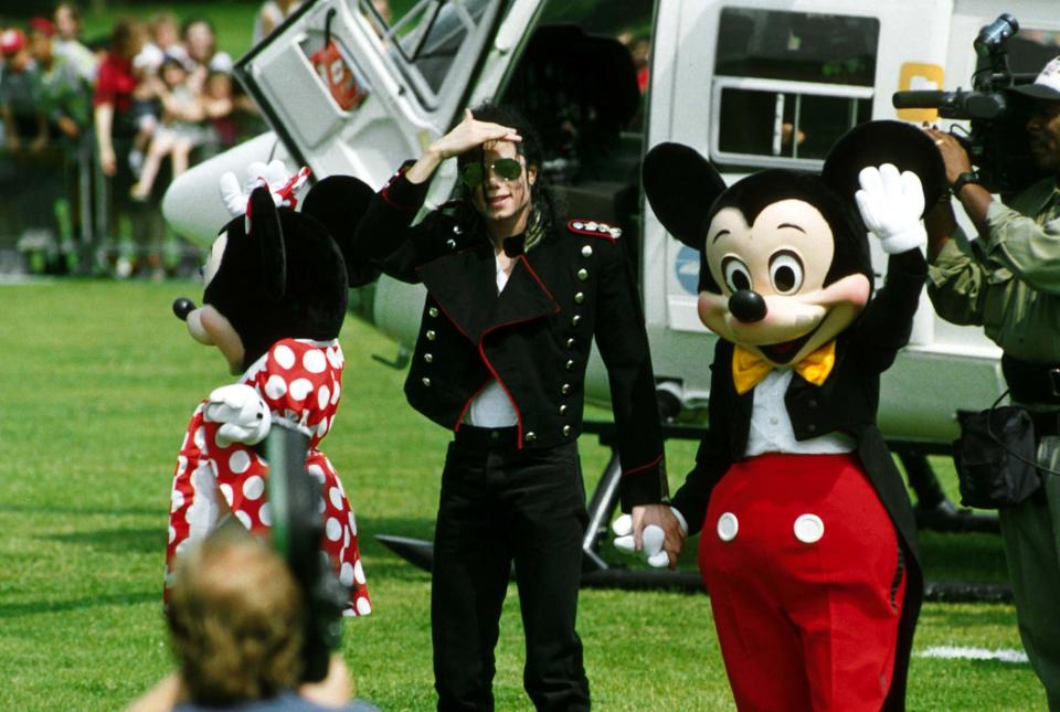 LONDON, ENGLAND - JULY 30: American singer Michael Jackson (1958 - 2009) arrives via helicopter to Haggerston Park with Mickey Mouse and Minnie Mouse to visit children in the Queen Elizabeth Hospital for Children ahead of his concert at Wembley on July 30, 1992 in London, England. (Photo by Dave Benett/Getty Images)