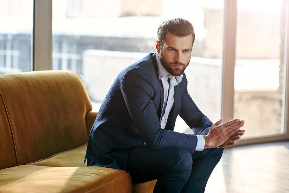 Los hombres también recurren a estas operaciones estéticas para proyectar más su rostro y hacerlo más masculino. (Getty Creative)