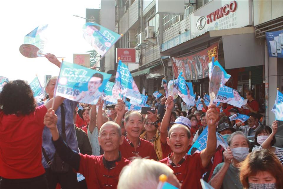 國民黨立委參選人鍾易仲今（3）日在客家後援會成立大會，支持者熱烈支持。（柯宗緯翻攝）