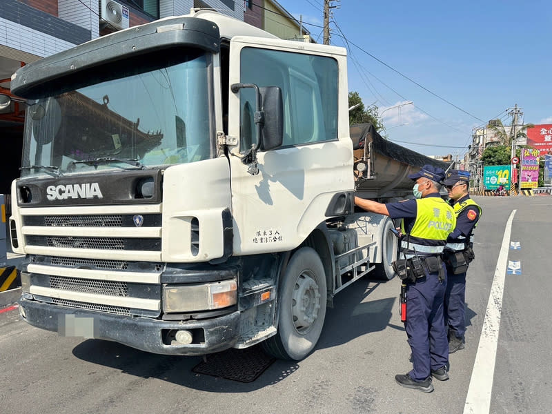 高雄林園大型車交通違規逾千件 高雄市政府警察局林園分局轄內工廠林立，113年1月 起至5月5日，統計取締大型車交通違規件數1007件。 （高雄市林園警分局提供） 中央社記者張已亷傳真  113年5月5日 