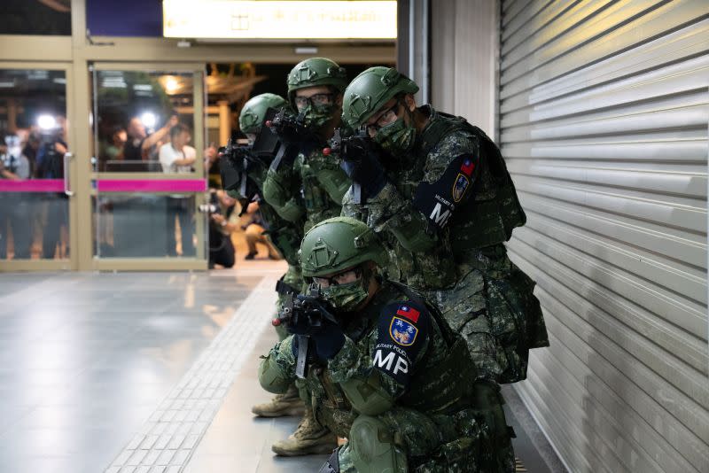 ▲憲兵進入台北車站內掃蕩敵特攻人員。（圖／軍聞社提供）