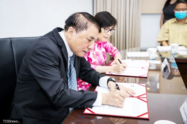 深化航運管理思維，海大許泰文校長（左）和西來大學Dr. Minh-Hoa Ta校長簽署合作備忘錄。（圖：海大提供）