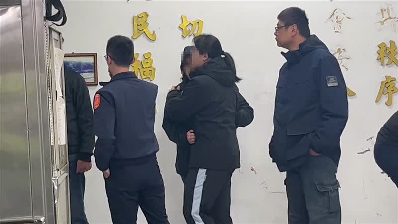 員警蘇昱鴻的家屬到派出所。（圖／翻攝畫面）