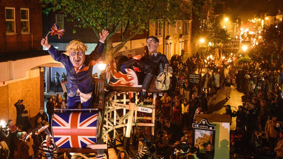 Effigies of former UK prime minister Boris Johnson and fellow UK Conservative politician Jacob Rees-Mogg are paraded through the streets of Lewes during traditional Bonfire Night celebrations in 2019. - Peter Summers/Getty Images