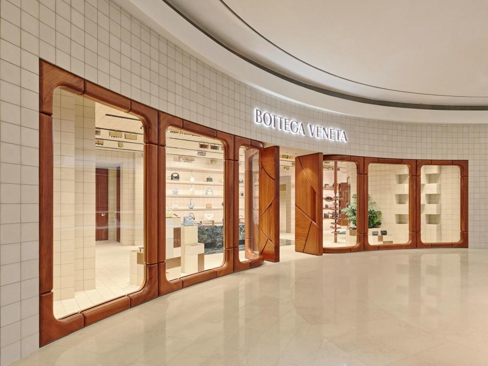 BOTTEGA VENETA台北101旗艦店占地約百坪，以義式生活美學打造空間概念。（BOTTEGA VENETA提供）