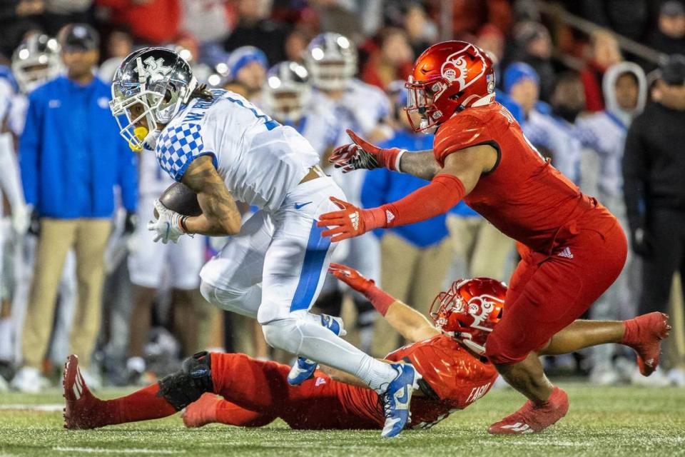 Wan’Dale Robinson (1) had nine catches for 97 yards in Kentucky’s 52-21 victory over archrival Louisville on Nov. 27, 2021.