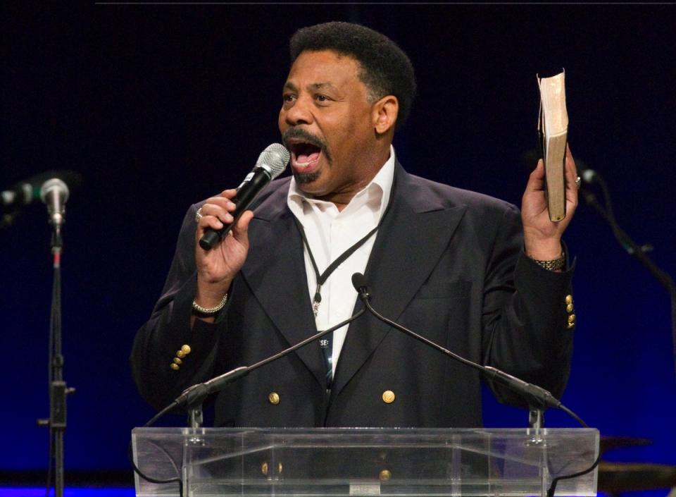 Tony Evans pronuncia un discurso en The Response, un “llamamiento a la oración por una nación en crisis” de un día de duración, en el estadio Reliant de Houston. Abandonó la iglesia que dirigió durante casi 50 años, dejando a su familia y al público con pocos detalles sobre el motivo. (Corbis via Getty Images)