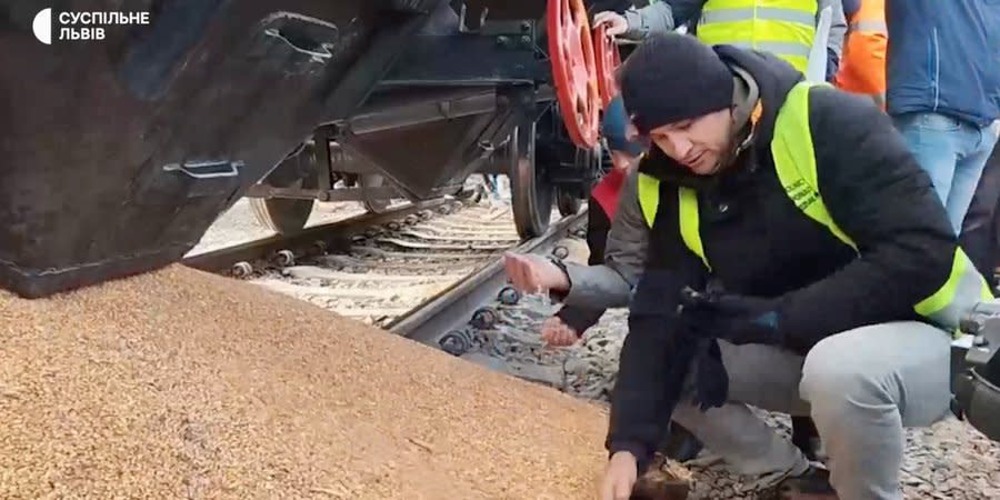 Polish protesters block railway and dump grain at Medyka-Shehyni crossing