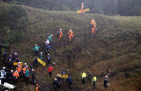 Los forenses identificaron el miércoles a las primeras 45 personas de las 71 que murieron al estrellarse en Colombia el avión con el equipo de fútbol Chapecoense de Brasil, mientras que las grabaciones revelaron que el piloto informó de una emergencia por falta de combustible y pidió desesperadamente permiso para aterrizar. En la imagen, los equipos de rescate en el lugar del siniestro el 29 de noviembre de 2016. REUTERS/Fredy Builes