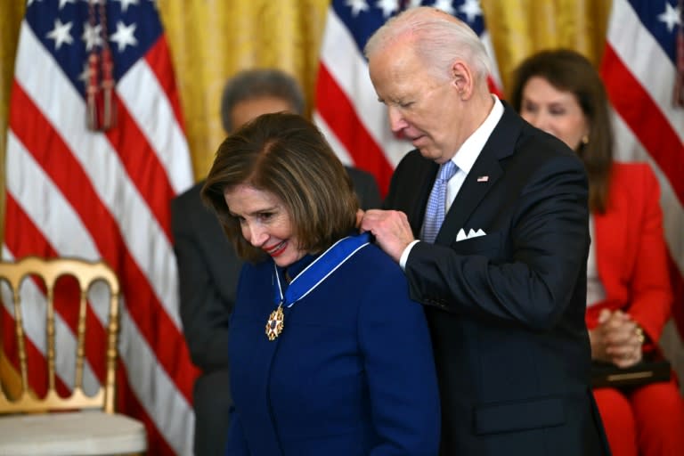 US-Präsident Joe Biden hat bekannten Politikern der Demokraten die Freiheitsmedaille verliehen. Er würdigte am Freitag (Ortszeit) unter anderem die frühere Vorsitzende des Repräsentantenhauses, Nancy Pelosi. (ANDREW CABALLERO-REYNOLDS)