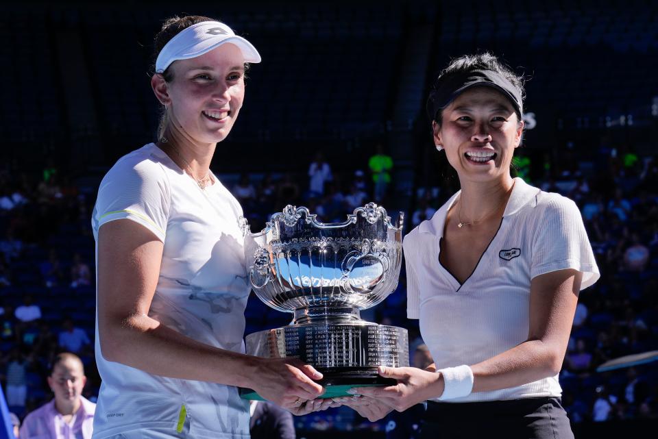 謝淑薇（右）奪得2024澳網女雙冠軍（AP）