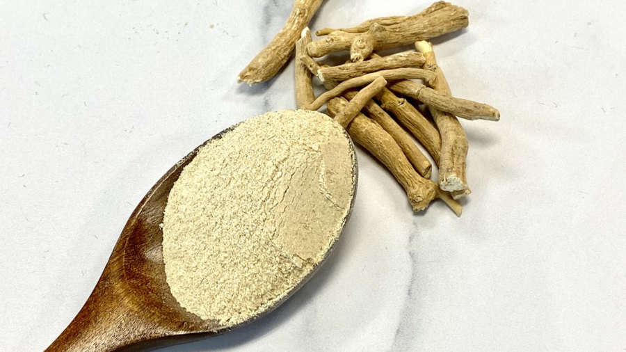 Ashwagandha powder and root. (Flickr)