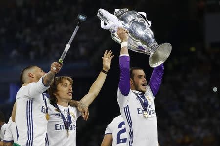 Britain Soccer Football - Juventus v Real Madrid - UEFA Champions League Final - The National Stadium of Wales, Cardiff - June 3, 2017 Real Madrid's Gareth Bale celebrates with the trophy after winning the UEFA Champions League Final Reuters / Eddie Keogh Livepic