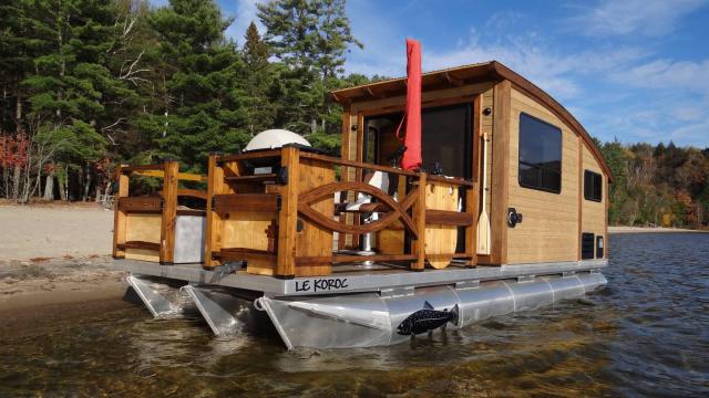 Millennial Buys $255,000 Houseboat, Says Life on the Water Is Serene