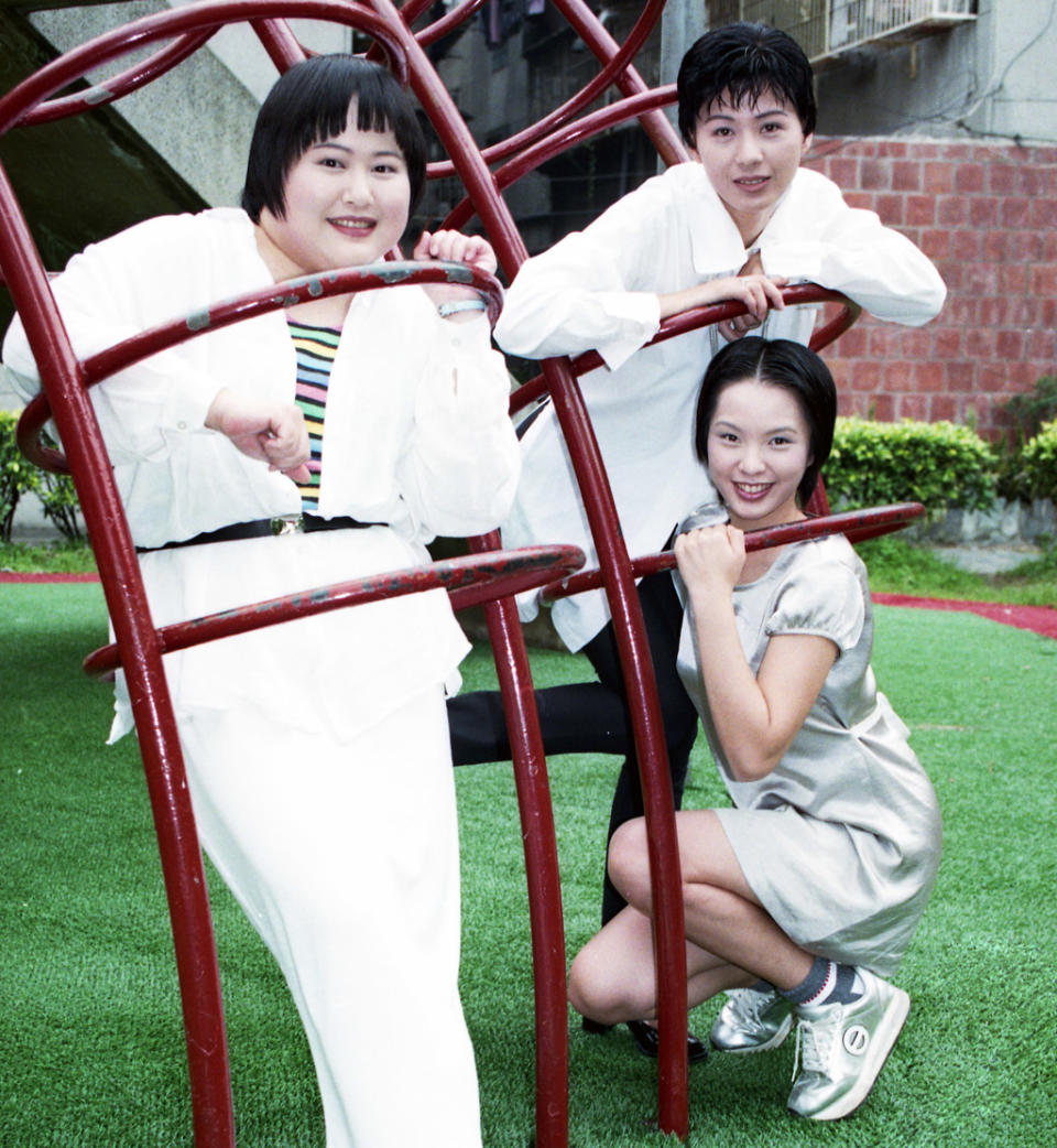 1995年4月25日華視連續劇「兒子三個半」。左起小象隊、天心、涂善妮。(陳素貞攝)