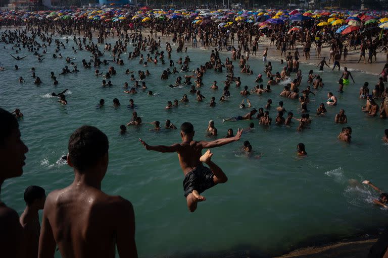 Bañistas en la playa Macumba, en la zona oeste de Río de Janeiro. (Tercio Teixeira / AFP)