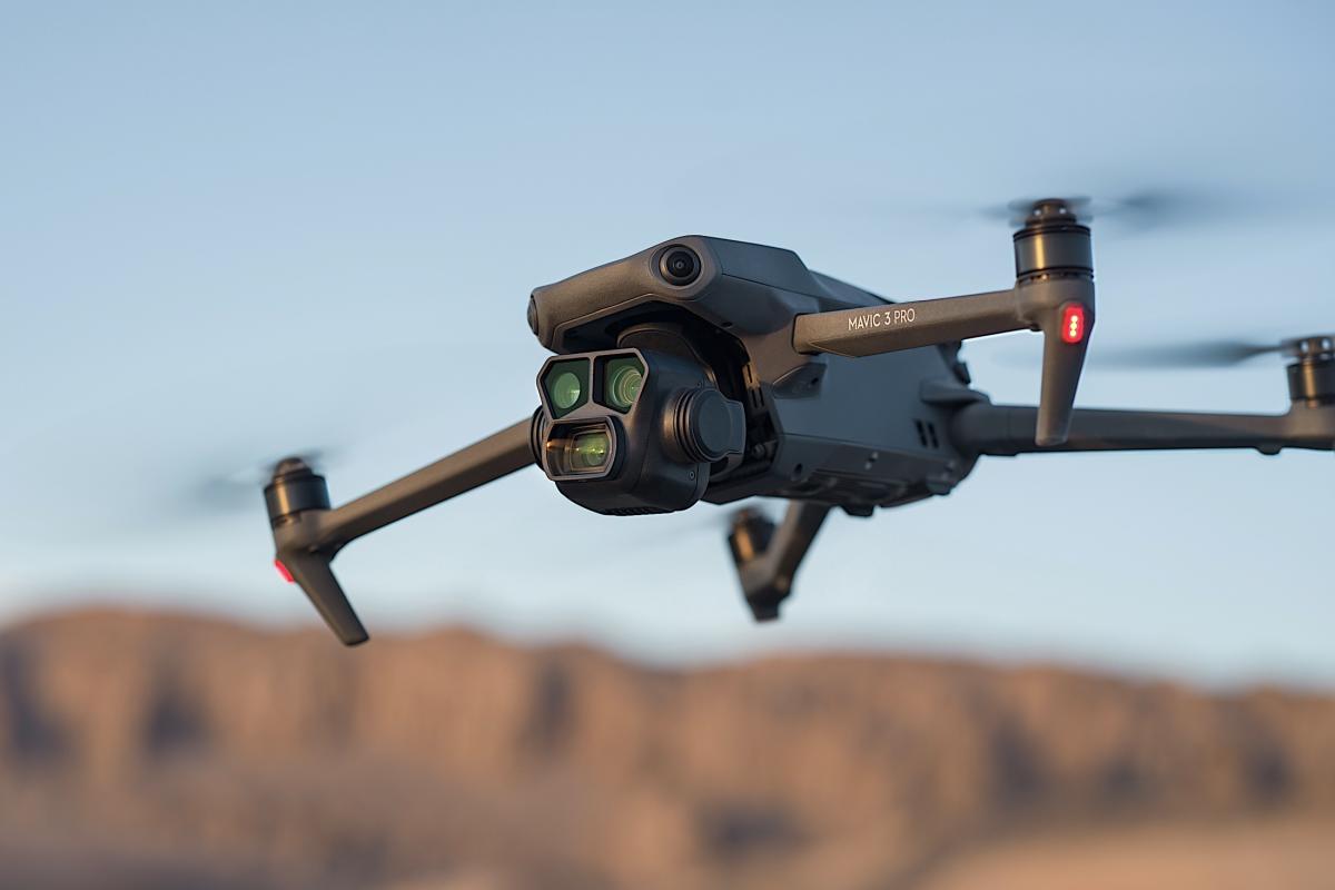DJI Mavic 3 Fly More Combo - Dron cámara con cámara Hasselblad C