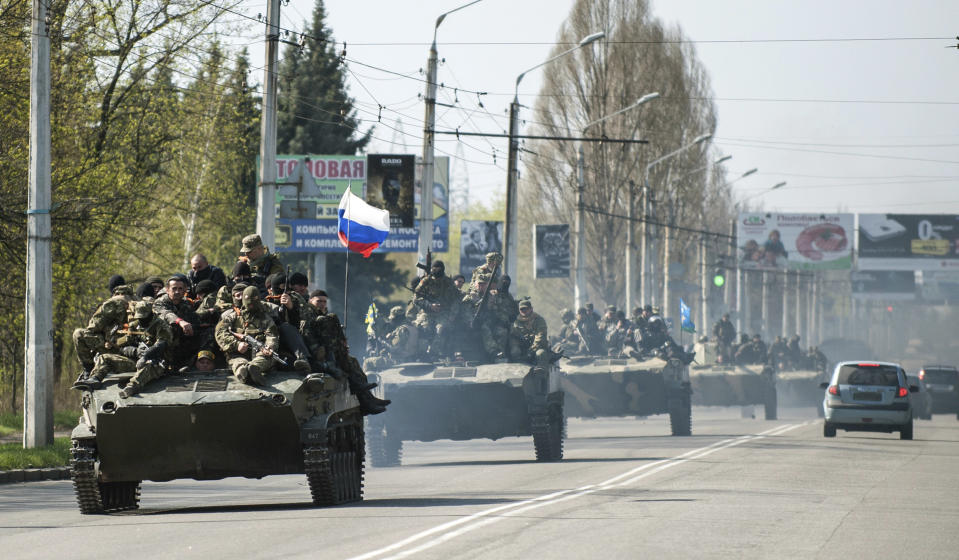 Una columna de carros de combate con una bandera rusa entra al pueblo de Kramatorsk, Ucrania, el miércoles 16 de abril, de 2014. Un reportero de The Associated Press vio a los vehículos de combate entrar en la ciudad ucraniana. (Foto de AP/ Evgeniy Maloletka)