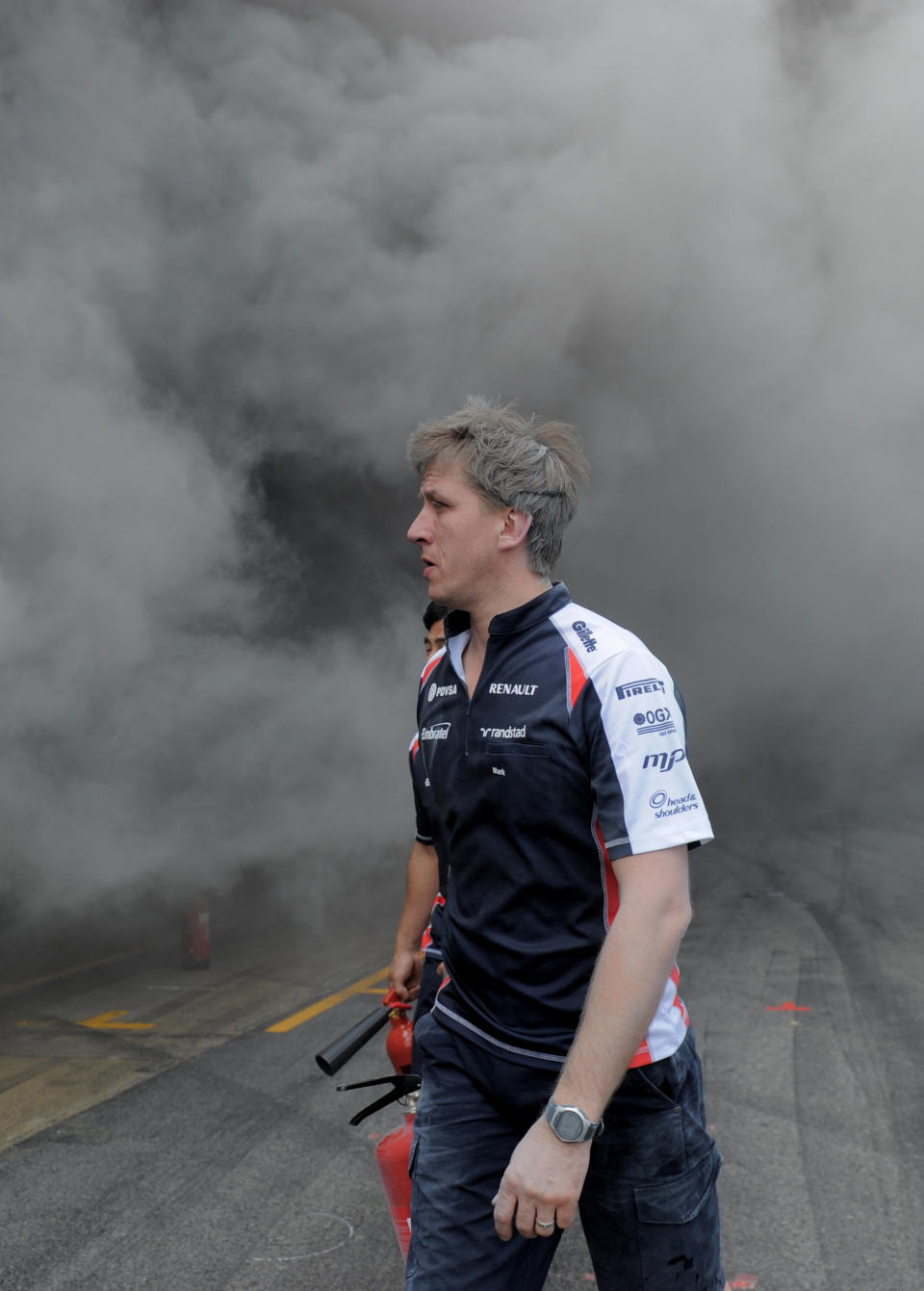 Les membres de l'équipe de l'écurie Williams tentent d'éteindre le feu qui a éclaté dans leur garage, après le Grand Prix de Formule 1 d'Espagne, dimanche, le 13 mai 2012. GettyImages