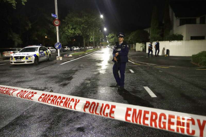 基督城清真寺大屠殺當晚，紐西蘭警方在現場拉起封鎖線。（美聯社）