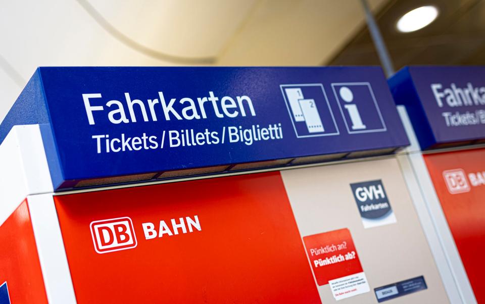 Das 49-Euro-Ticket könnt ihr ab diesem Montag kaufen. Es gilt ab Mai. Am Fahrkartenautomat wird die neue Fahrkarte in der Regel nicht erhältlich sein. - Copyright: picture alliance/Moritz Frankenberg
