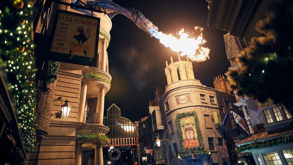 fire breathing dragon at Diagon Alley for the holidays