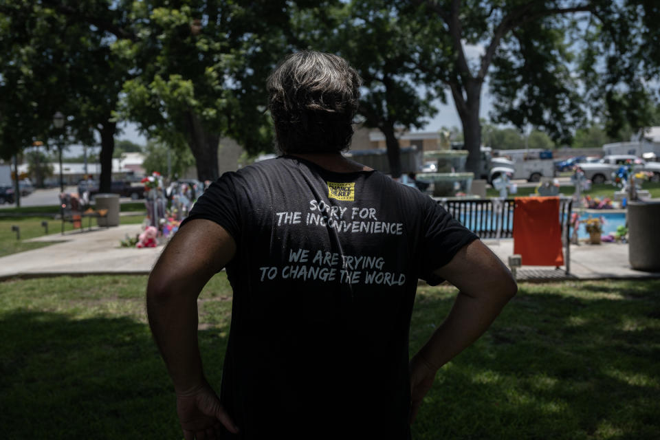 Manuel y Patricia Oliver ven una transmisión local durante el almuerzo con los padres de las víctimas del tiroteo en la escuela de Uvalde, Texas, el 11 de julio de 2023. (Victor J. Blue/The New York Times)
