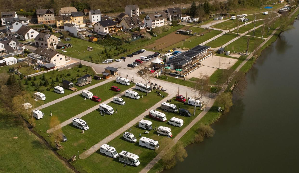 Wohnwagen stehen auf einem Campingplatz in Fachbach in Rheinland-Pfalz.