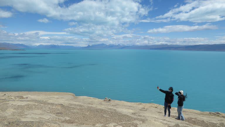 Una pareja de turistas se toma una selfie en el acantilado de Punta Walichu 