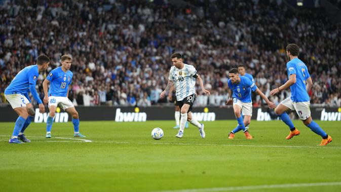 <p>Timnas Argentina menang 3-0 atas Italia pada laga Finalissima 2022 di Stadion Wembley, Kamis (2/6/2022) dini hari WIB. Berkat hasil tersebut, Lionel Messi dkk. berhak atas trofi juara. (AP photo/Frank Augstein)</p>