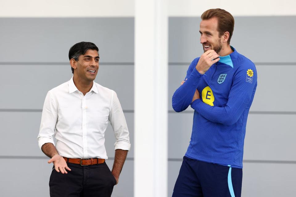 Kane speaks to Prime Minister Rishi Sunak after the successful bid for Euro 2028 (Getty Images)