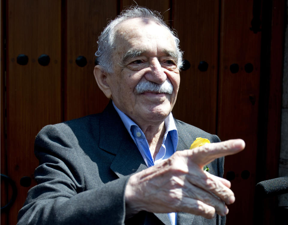 El escritor colombiano Gabriel García Márquez saluda a los periodistas en su casa de Ciudad de México el pasado 6 de marzo, cuando cumplió 87 años (AFP/Archivos | Yuri Cortez)