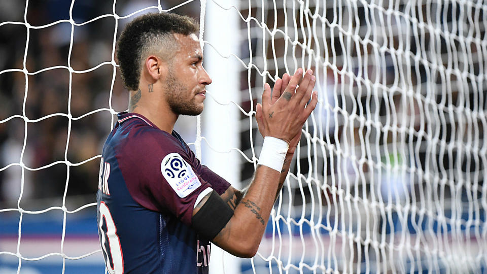 Neymar remercie le public en fin de rencontre