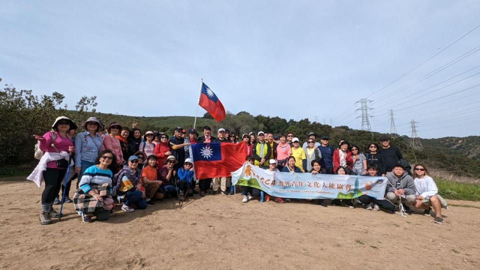 登山健行部分參與者在山頂大合影。（記者啟鉻／攝影）